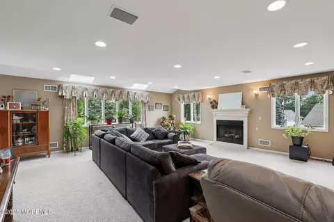 6 Kipp Ct, Wayne, NJ 07470 photo 2