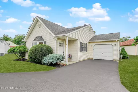 46 Edgeware Close #1000, Freehold, NJ 07728