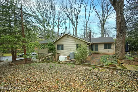 222 Red Hill Rd, Middletown, NJ 07748