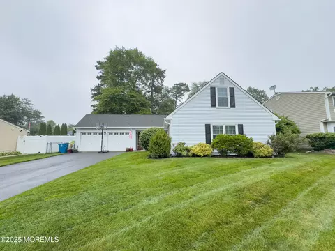17 Markwood Dr, Howell, NJ 07731