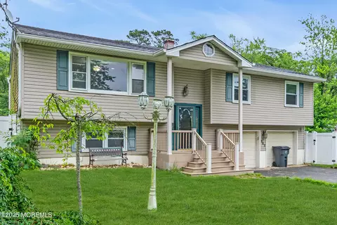 587 Montana Dr, Toms River, NJ 08753