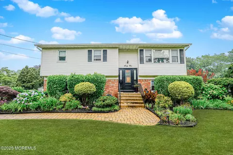 65 Warren Pl, Middletown, NJ 07748