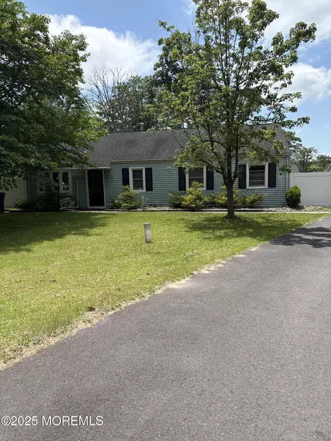 8 Woodland Dr, Howell, NJ 07731