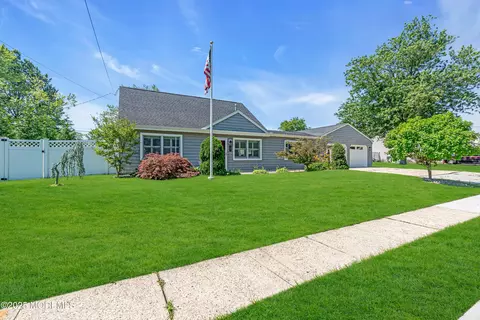 17 Hemlock St, Hazlet, NJ 07730