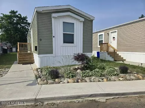 9 Mary Ann Ct, Keansburg, NJ 07734