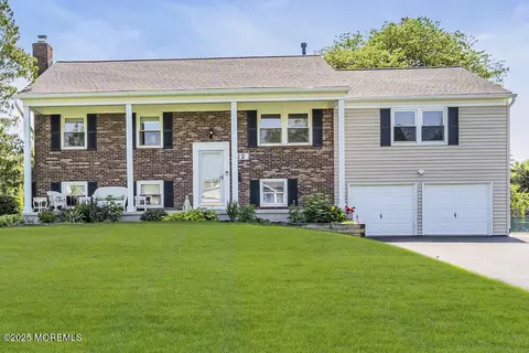 22 Indian Hill Rd, Freehold, NJ 07728