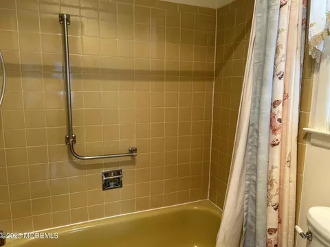 Bath - 5 Lamb Rd, Brick, NJ 08724 photo 2 of 3