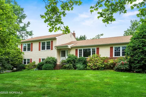 19 Galloping Cir, Belford, NJ 07718