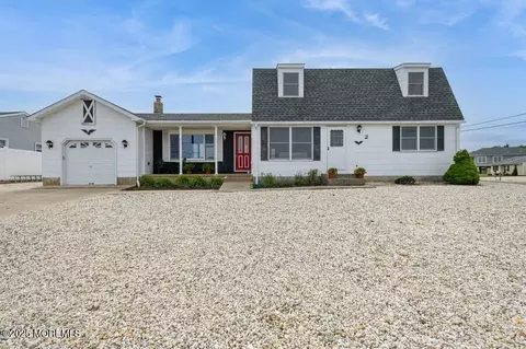 2 Iowa Ct, Little Egg Harbor, NJ 08087