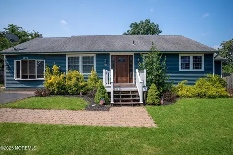 1172 Laurel Dr, Toms River, NJ 08753