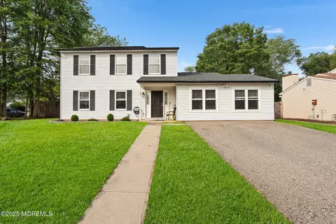 8 Mendon Dr, Howell, NJ 07731