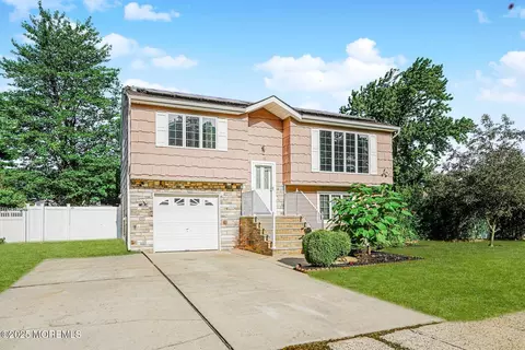 18 Croman Ct, Hazlet, NJ 07730
