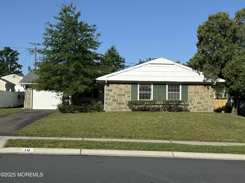 19 Courtland Ln, Aberdeen, NJ 07747