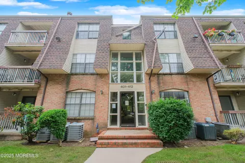 402 Hidden Village Dr #402, Perth Amboy, NJ 08862