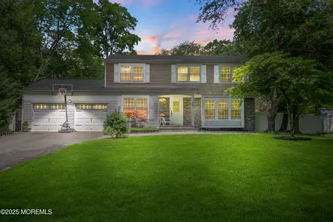 10 Galahad Dr, Manalapan, NJ 07726