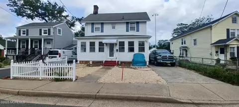 14 Pine St, Keyport, NJ 07735
