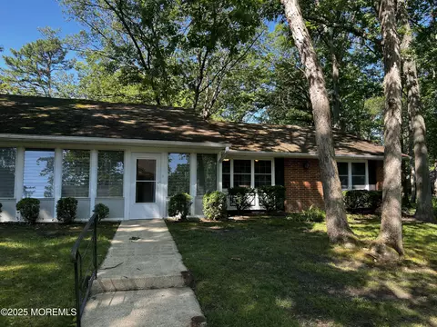 131 Farrington Ct # B, Lakewood, NJ 08701