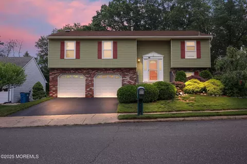 5 Lampost Ct, Howell, NJ 07731