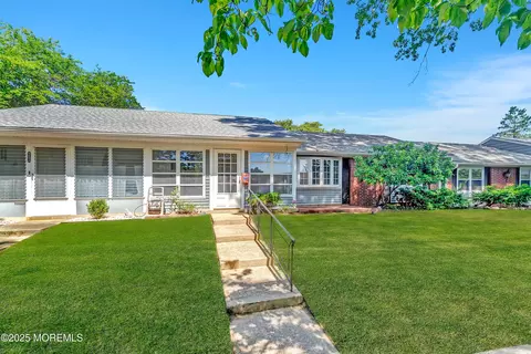 529 Portsmouth Dr #B, Lakewood, NJ 08701