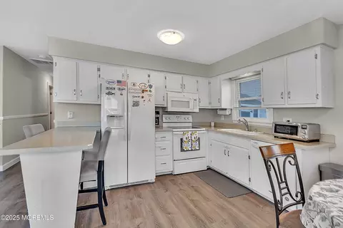 Kitchen - 4 Longpoint Dr, Brick, NJ 08723 photo 2 of 3
