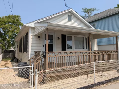 Exterior - 30 Cornwall St, Highlands, NJ 07732 photo 2 of 3