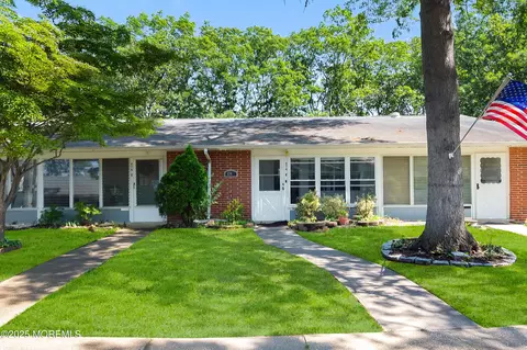 474 Thornbury Ct #E, Lakewood, NJ 08701
