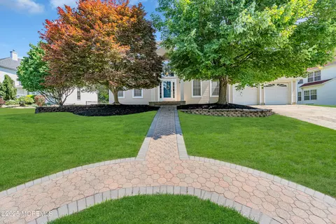 6 Hoffer Ct, Marlboro, NJ 07746