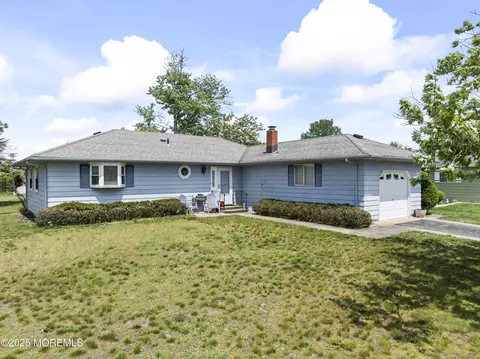 7 Le Diamant St, Toms River, NJ 08757