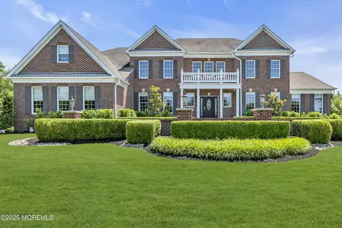 4 Geraldine Ct, Farmingdale, NJ 07727