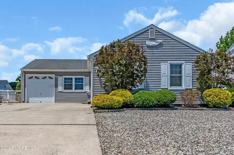 82 Spinnaker Ct, Bayville, NJ 08721