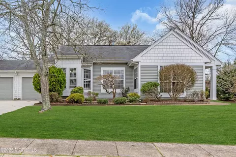 982 Thornbury Ln #B, Manchester, NJ 08759