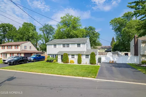 7 Carriage Rd, Hazlet, NJ 07730