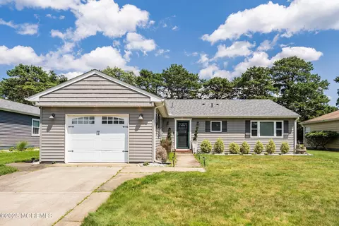 24 Innsbruck Dr, Toms River, NJ 08757