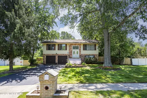 17 Yorkshire Dr, Jackson, NJ 08527