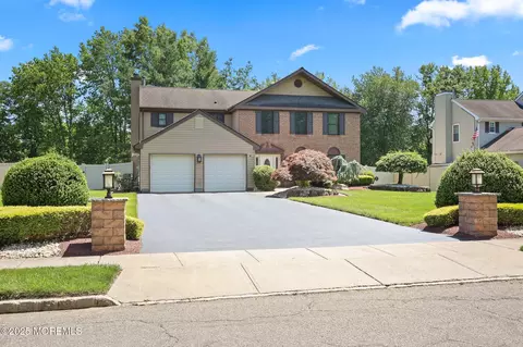 14 Sutton Dr, Manalapan, NJ 07726