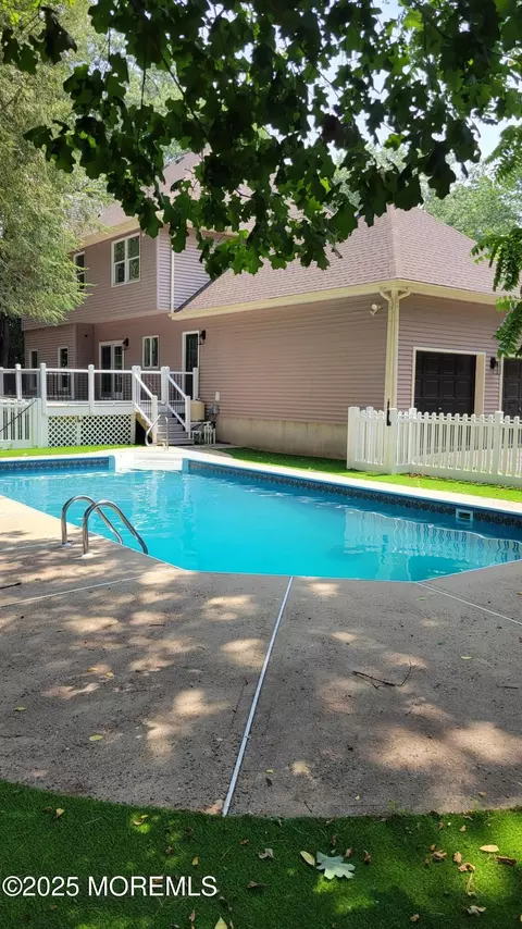 18 Mayberry Dr, Tinton Falls, NJ 07724