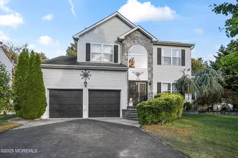 126 Manhattan Ave, Bayville, NJ 08721