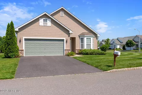 45 Eagle Ridge Cir, Lakewood, NJ 08701