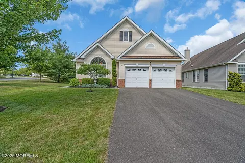 12 Boxwood Dr, Ocean, NJ 07712