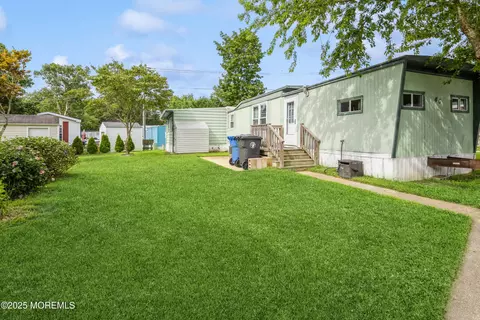 40 Mobile Ln, Toms River, NJ 08755