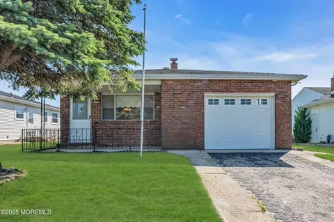 214 Bonaire Dr, Toms River, NJ 08757
