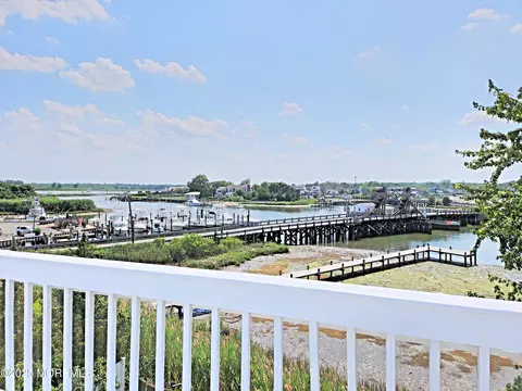 149 Glimmer Glass Cir, Manasquan, NJ 08736