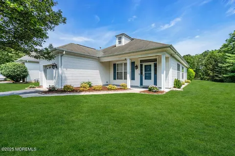 29 Goldenedge Way, Lakewood, NJ 08701