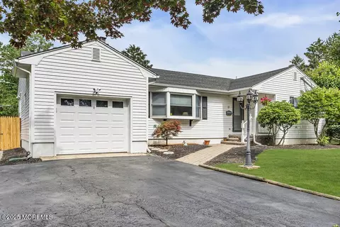 17 Rose St, Lincroft, NJ 07738