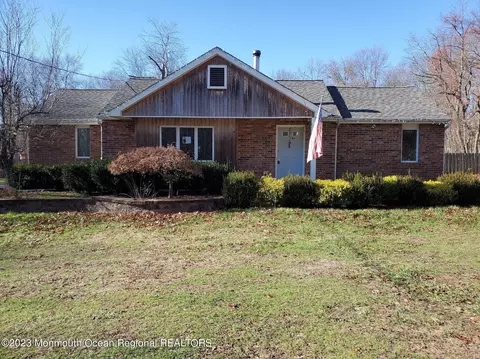 16 Pinewood Rd, Howell, NJ 07731