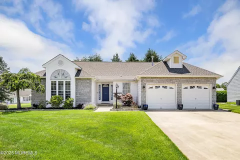 16 Sandhurst Ct, Toms River, NJ 08757