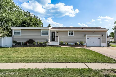 1 Colby Ln, Hazlet, NJ 07730