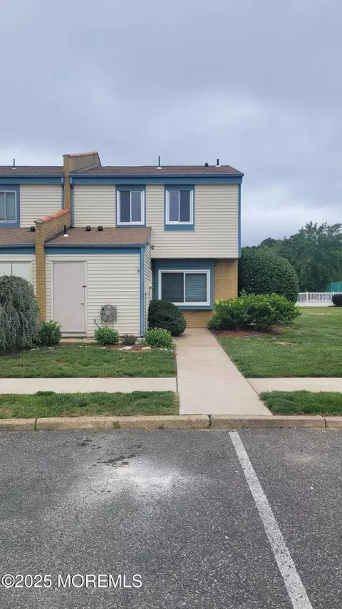 8 Chatham Ct, Brick, NJ 08724