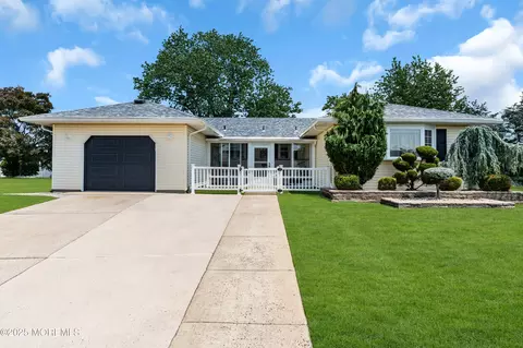 13 Canaries Ct, Toms River, NJ 08757