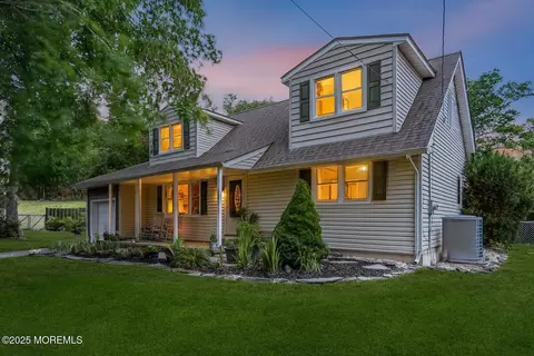 4 Dauphin Ct, Toms River, NJ 08753